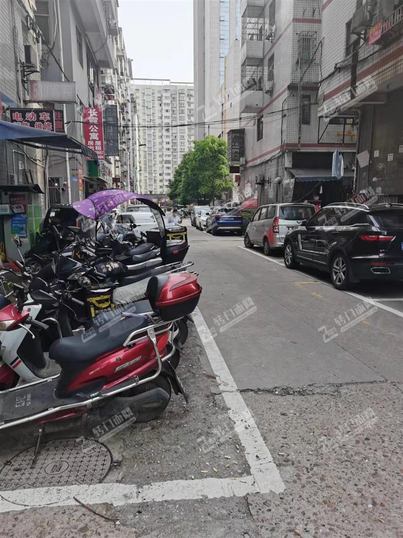 急转小区边上成人用品店