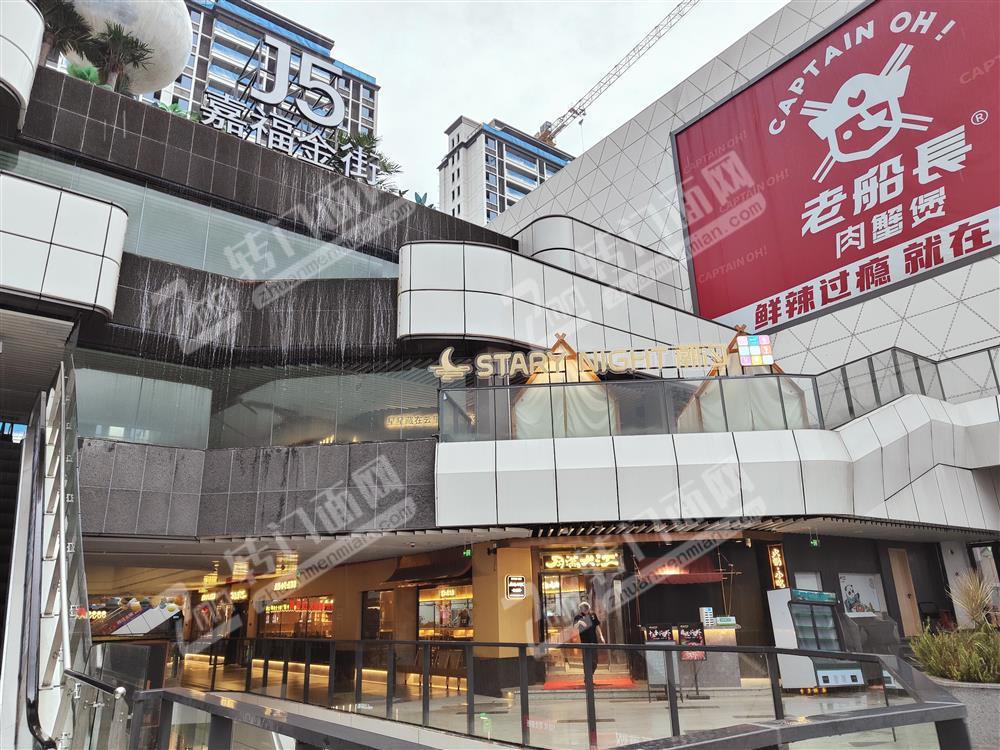 万达金街酒吧转让有露台可外摆